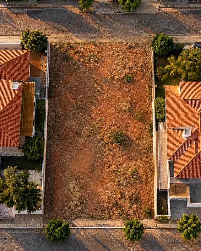Lote vazio visto de cima, com o contorno e as medidas desenhados por cima